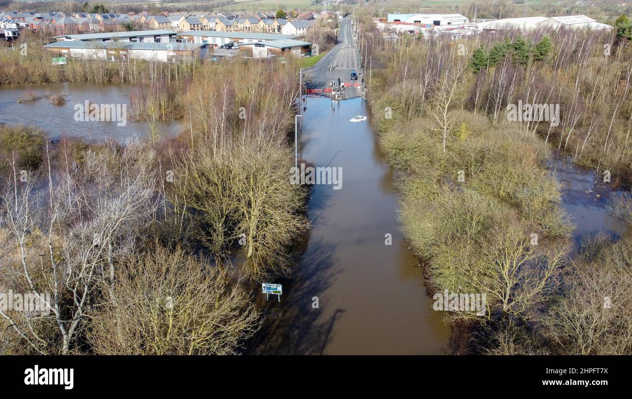 Allerton Bywater, Großbritannien. 21st. Februar 2022. Ein Luftbild eines verlassenen Autos auf der Barnsdale Road, Castleford, nachdem der Sturm Franklin am Wochenende in Allerton Bywater, Großbritannien, den Fluss Aire in seine Ufer stürzte. Dies war der 2/21/2022. (Foto von James Heaton/News Images/Sipa USA) Quelle: SIPA USA/Alamy Live News Stockfoto