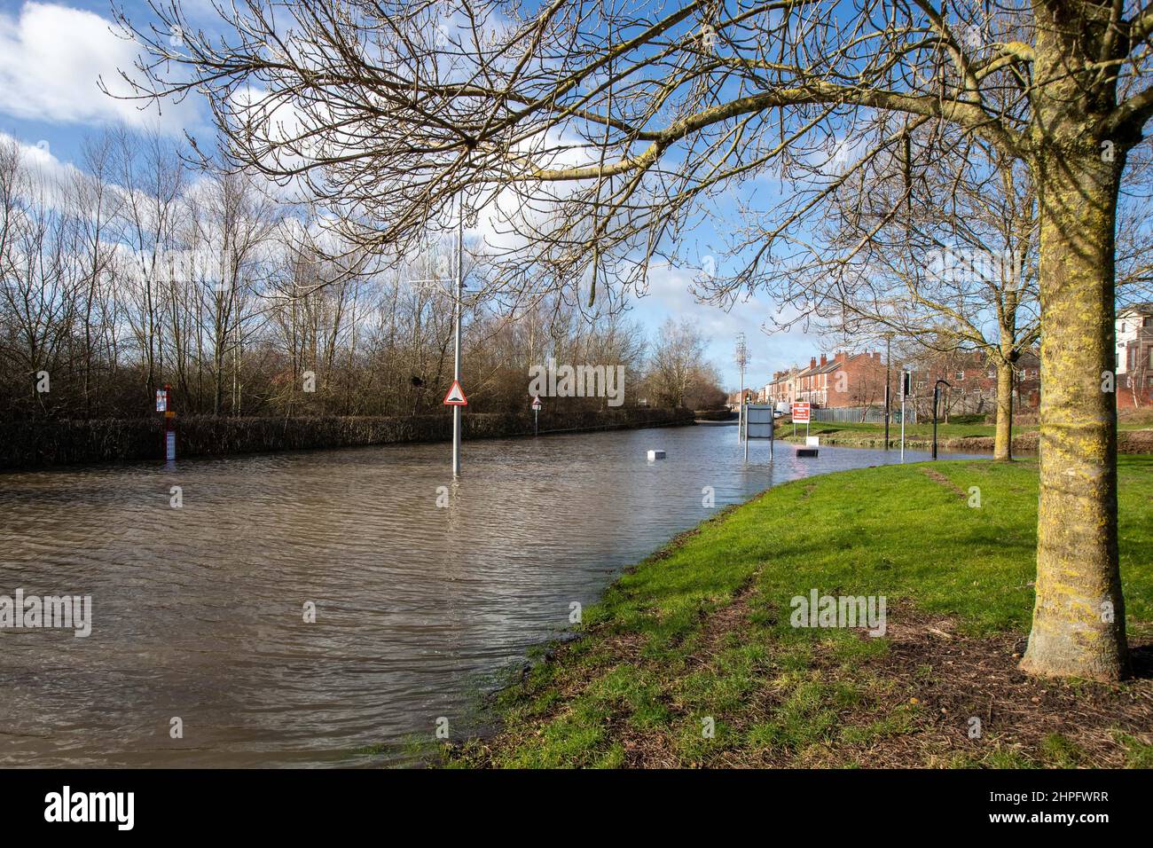 Die Leeds Road in Allerton Bywater ist überflutet, als der Fluss Aire am Wochenende in Allerton Bywater, Großbritannien, nach dem widrigen Wetter des Sturms Franklin am 2/21/2022 seine Ufer platzte. (Foto von James Heaton/News Images/Sipa USA) Stockfoto