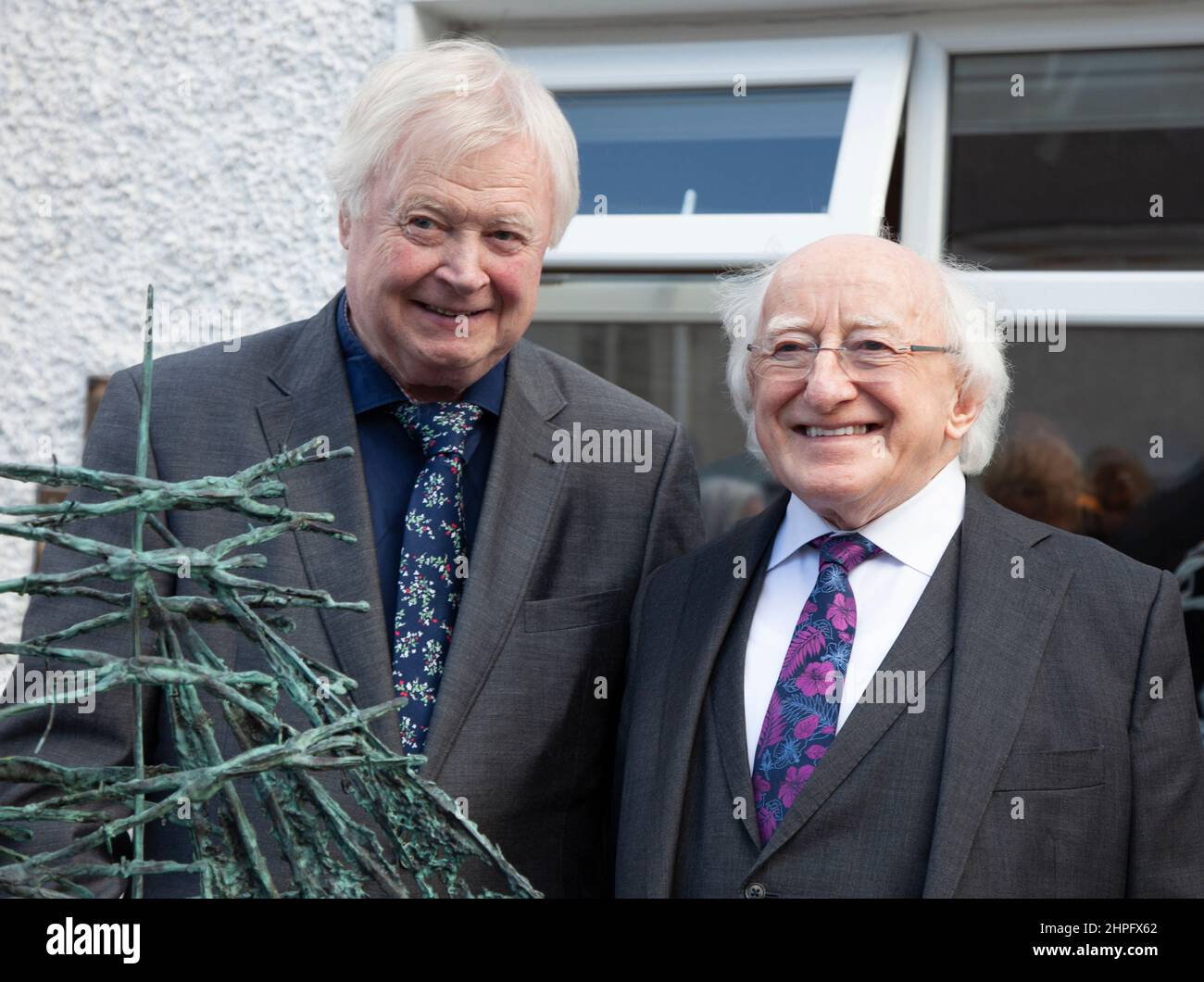 Der Bildhauer John Behan und der irische Präsident Michael Higgins bei der Eröffnung einer Behan-Ausstellung in der Kilcock Gallery, Irland Stockfoto