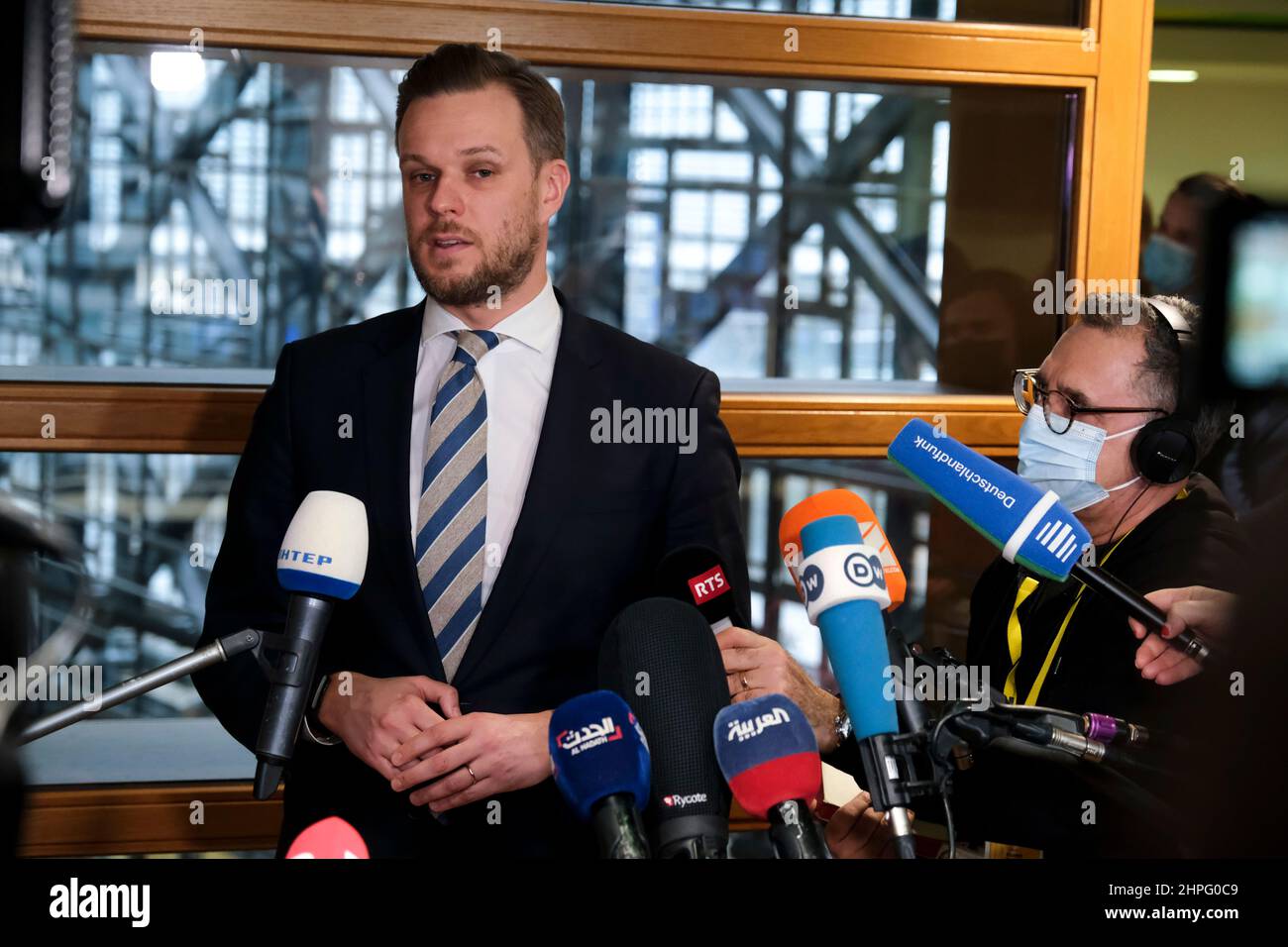 Brüssel, Belgien. 21st. Februar 2022. Der litauische Außenminister Gabrielius Landsbergis spricht mit der Presse, als er am 21. Februar 2022 zu einem Treffen des Rates für Auswärtige Angelegenheiten im EU-Hauptquartier in Brüssel eintrifft. Kredit: ALEXANDROS MICHAILIDIS/Alamy Live Nachrichten Stockfoto