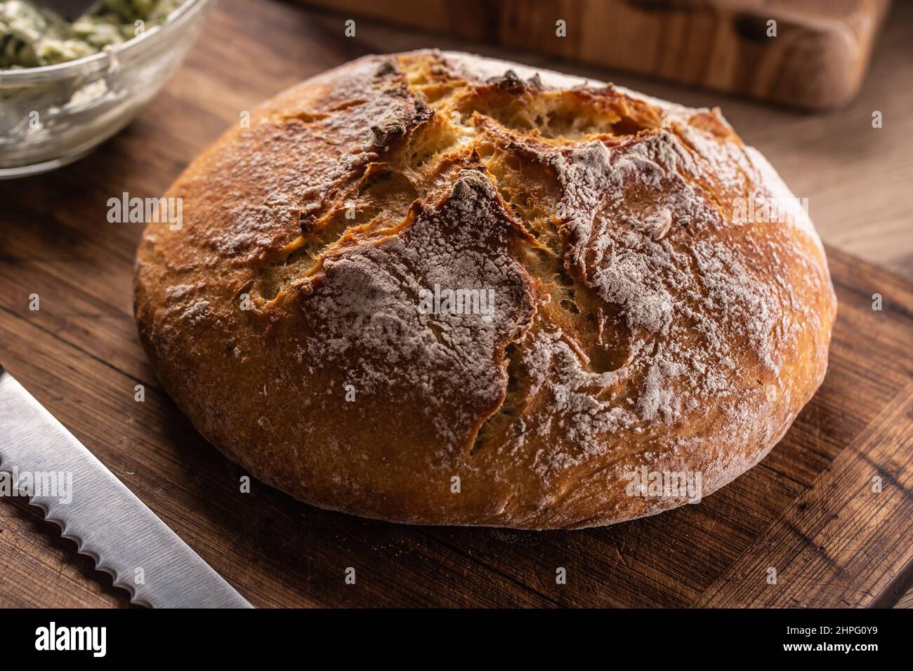 Detail einer perfekten Kruste auf einem Laib selbstgebackenem Brot. Stockfoto