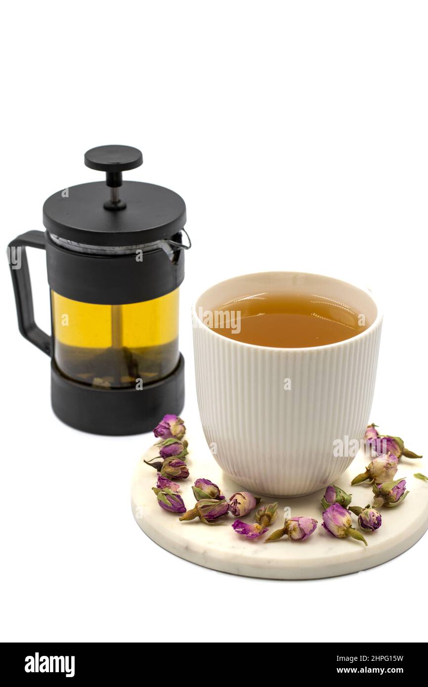 Bud Rose Tea isoliert auf weißem Hintergrund. Heilkräutertee. Stockfoto