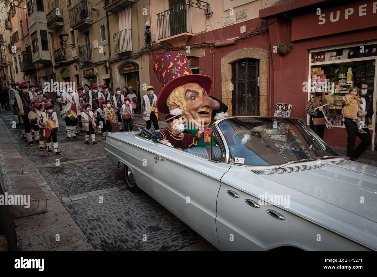 Tarragona, Spanien; 31th 2021. Dezember: Die alte Tradition des 'Home dels nassos' (der Mann der Nase) zieht durch die Straßen von Tarragona Stockfoto