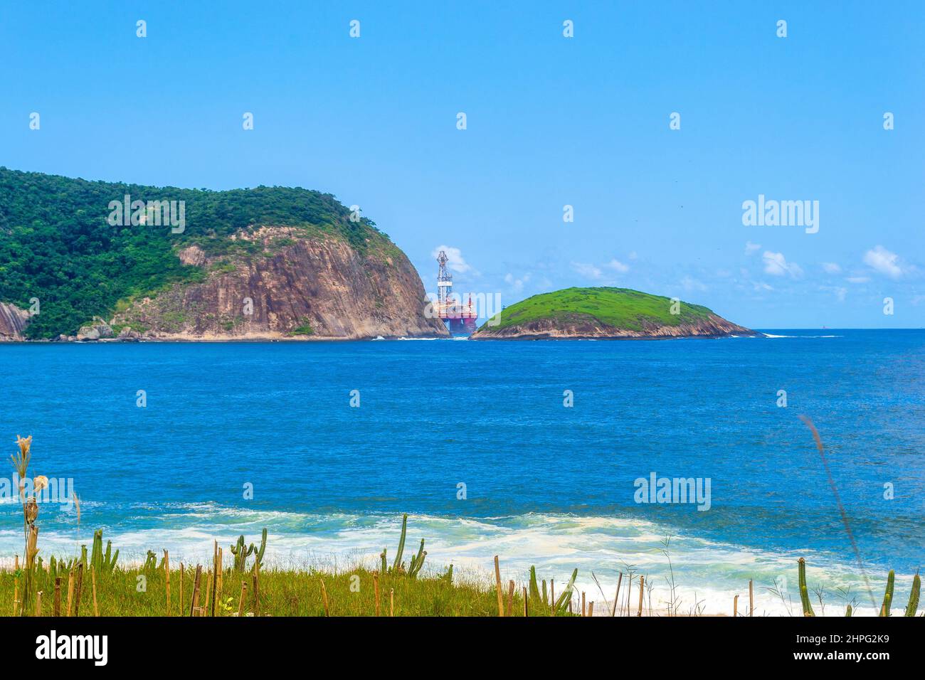 Berglandschaft oder Landschaft mit einem Schiff. Camboinhas Strand, wenn ein berühmter Ort und ein Reiseziel im Bundesstaat Rio de Janeiro. Stockfoto