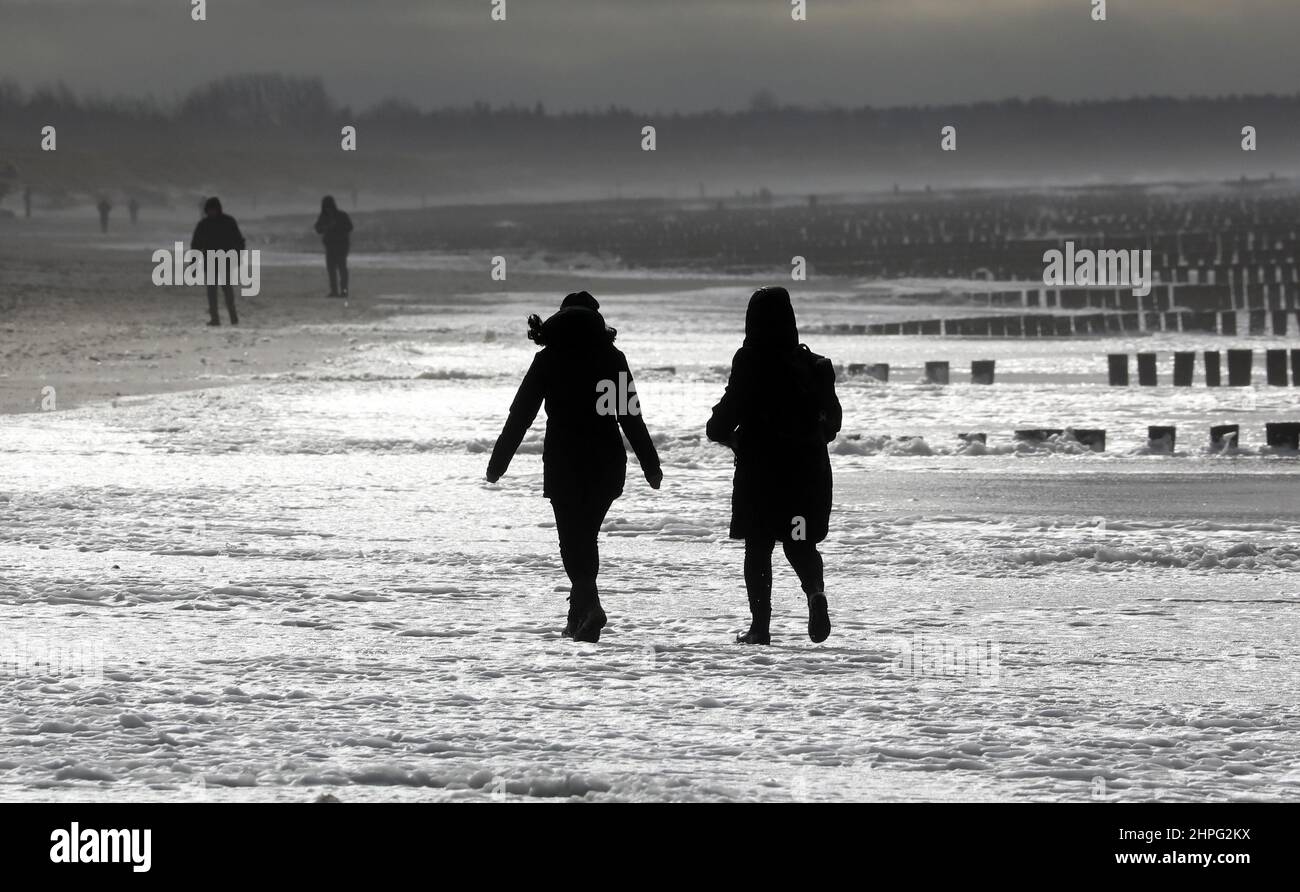 Wustrow, Deutschland. 21st. Februar 2022. Der Sturm niedrig 'Antonia' verursacht dunklen Himmel und weißes Wasser aufgeschäumt durch den starken Wind auf dem Ostseestrand. Antonia beendet die heftige Serie von Stürmen über weite Teile Deutschlands. Quelle: Bernd Wüstneck/dpa-Zentralbild/dpa/Alamy Live News Stockfoto