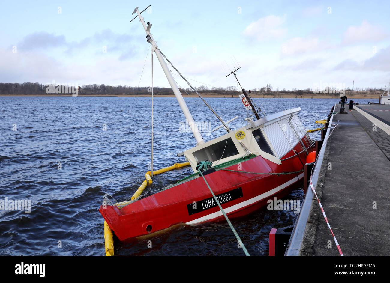 Rostock, Deutschland. 21st. Februar 2022. Das Fischerboot 'Luna Rossa' sank während des Sturms 'Antonia' auf den Grund des Stadthafens. „Antonia“ beendete die Serie schwerer Stürme über weite Teile Deutschlands. Quelle: Bernd Wüstneck/dpa-Zentralbild/dpa/Alamy Live News Stockfoto