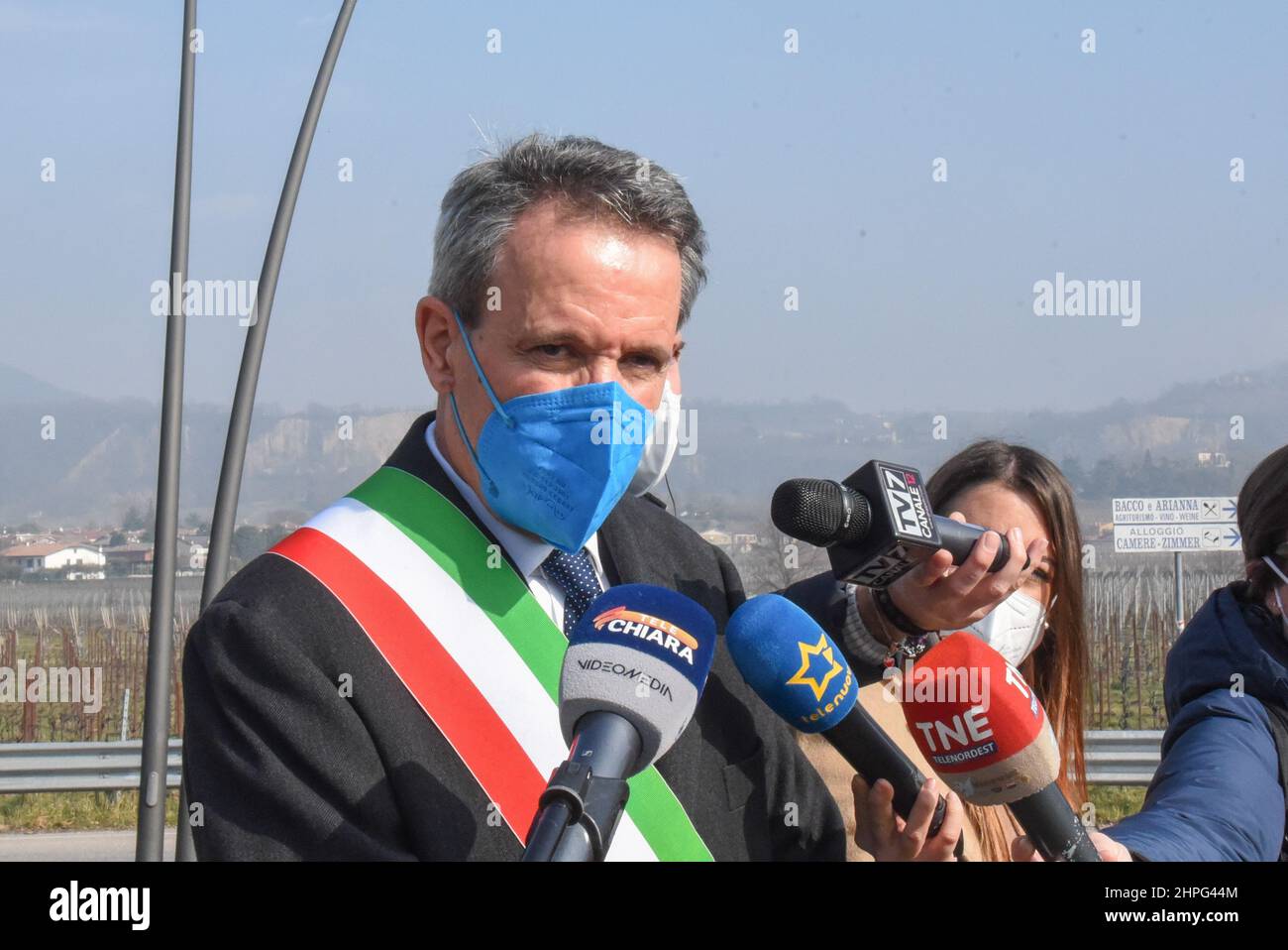 Il sindaco Giuliano Martini durante la commemorazione durante Commemorazione a 2 Anni dall'inizio della Pandemia, Nachrichten in Vo', Italia, 21 febbraio 2022 Stockfoto
