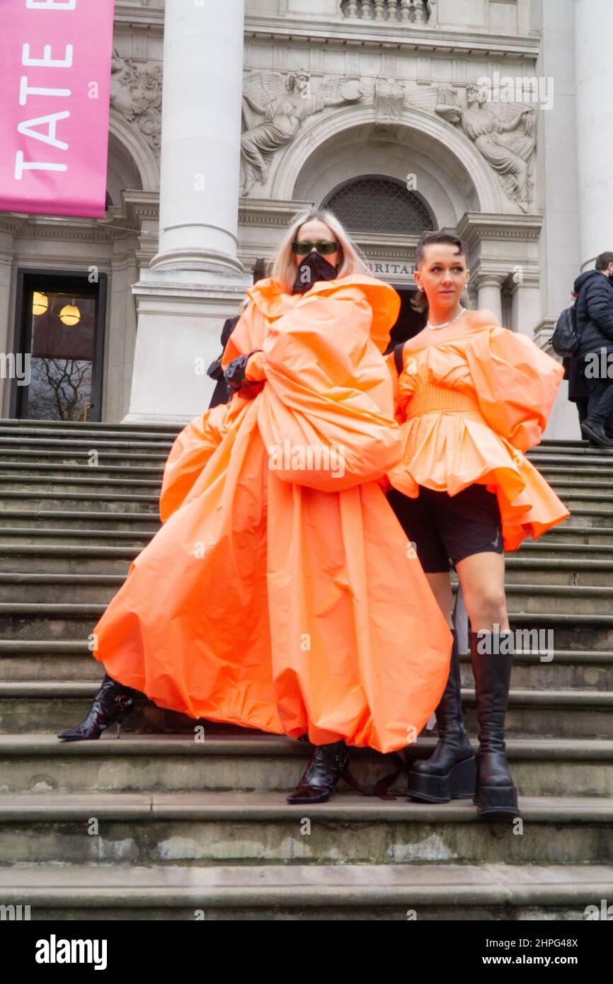 London, Großbritannien, 21. Februar 2022: Prominente und Fashionistas kommen zur Roksanda-Show auf der London Fashion Week. Die Schritte der Tate Britain waren perfekt für Leanne Elliott Young und Catty Tay vom Institute of Digital Fashion, um in ihren fluoreszierenden Roksanda-Outfits zu posieren. Anna Watson/Alamy Live News Stockfoto