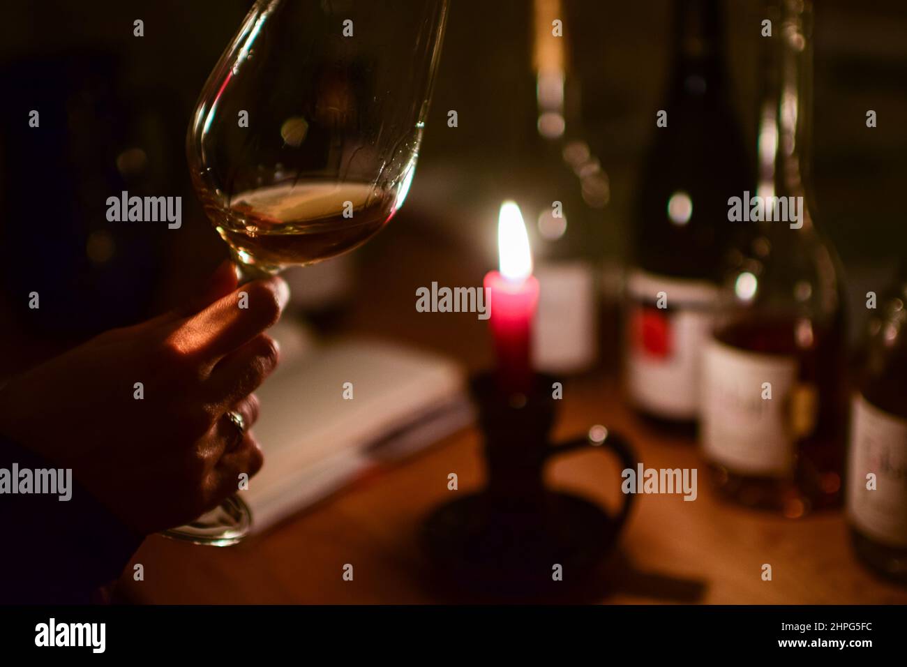 Nahaufnahme von Frau´s Hand testen Wein in einem Keller in Tokaj. Tokaj ist eine historische Stadt in der Grafschaft Borsod-Abaúj-Zemplén, Nordungarn. Das ist es Stockfoto