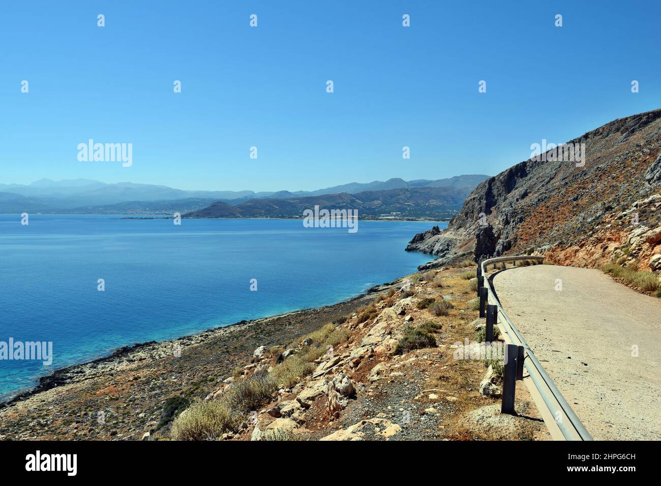 Blick auf die fantastische Straße zur abgelegenen Balos-Lagune auf der griechischen Insel Kreta Stockfoto