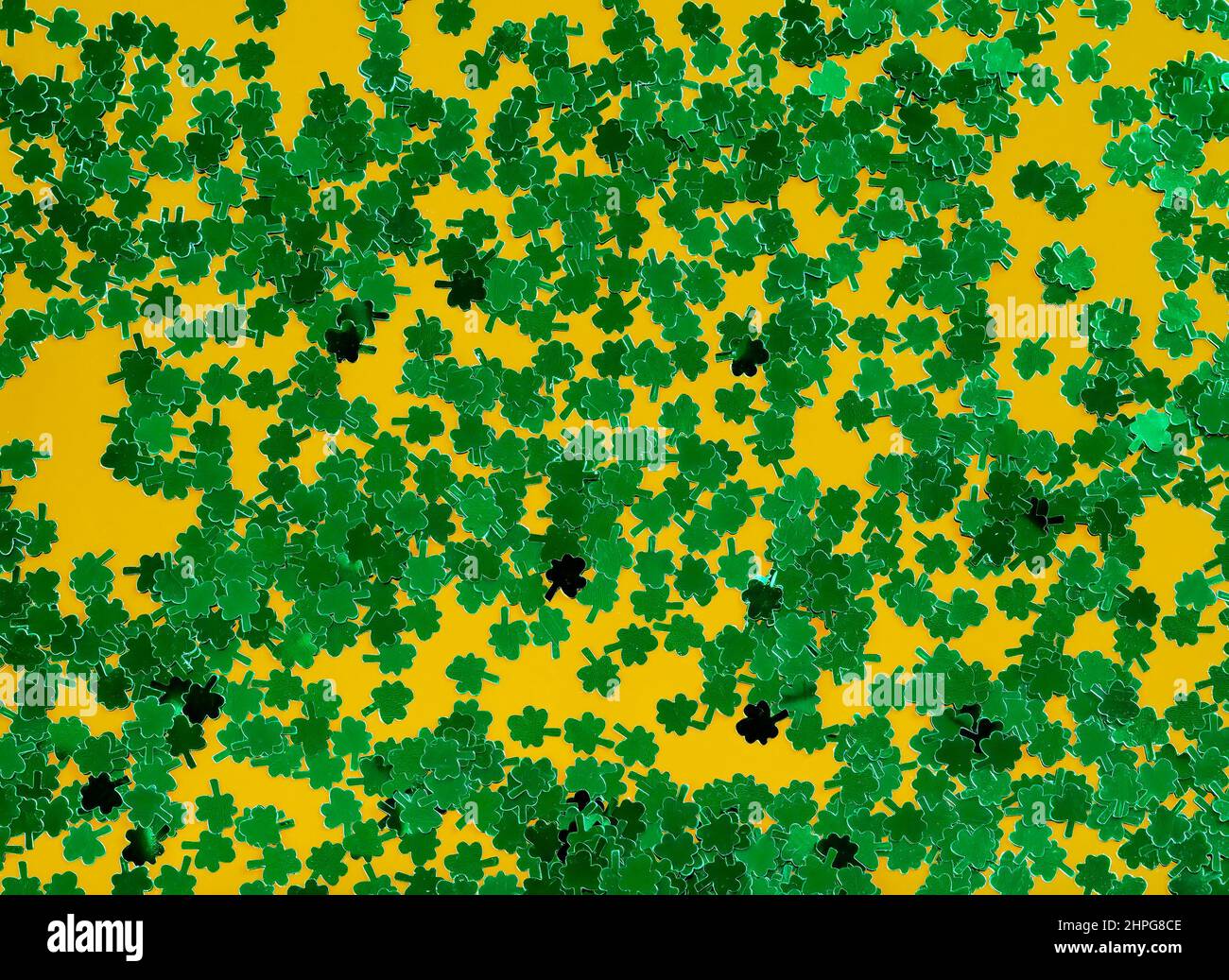 Irischer Glücksschamrock für den St. Patrick Day auf goldenem Hintergrund im Draufsicht-Format Stockfoto