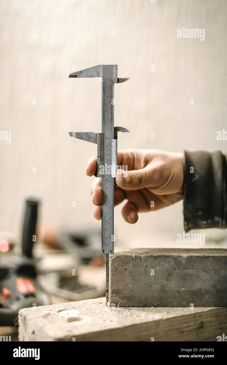 Zimmermann verwendet Lineal für seine Arbeit in der Schreinerei. Nahaufnahme Stockfoto