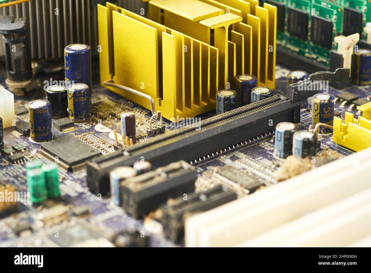 Alte Computeranlage mit Spinnennetz und Staub im Inneren. Stockfoto