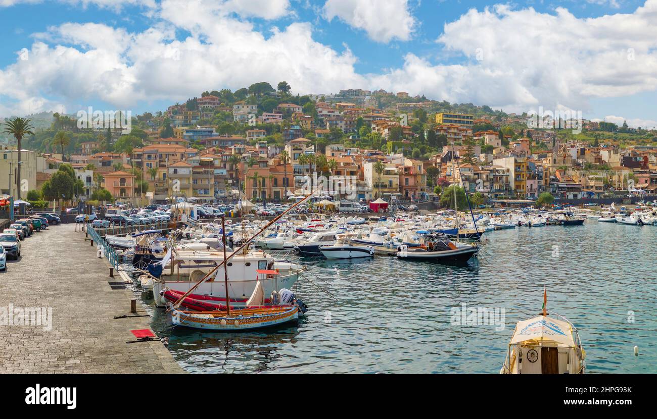 ACI Trezza (Italien) - Ein Blick auf touristische Fischerdorf, in der Gemeinde Aci Castello, Metropolstadt Catania, Insel Sizilien und Region. Stockfoto