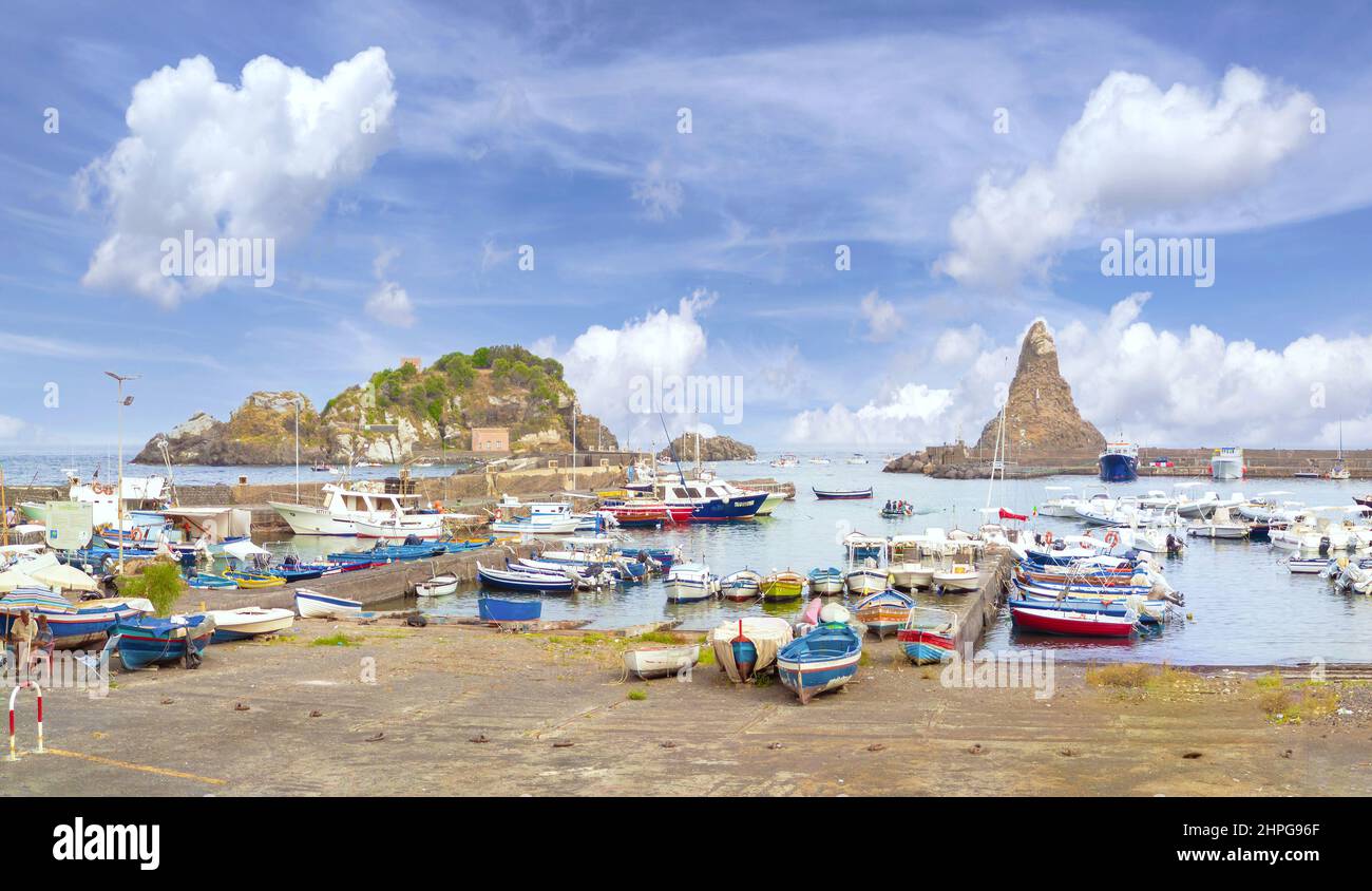 ACI Trezza (Italien) - Ein Blick auf touristische Fischerdorf, in der Gemeinde Aci Castello, Metropolstadt Catania, Insel Sizilien und Region. Stockfoto