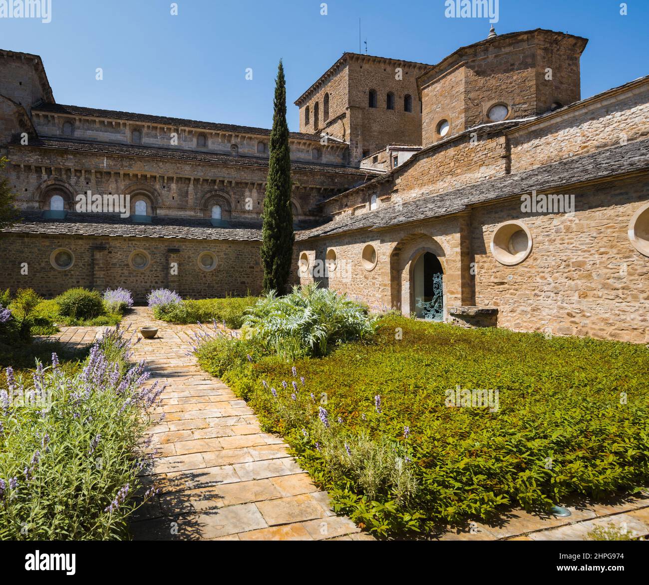 Jaca, Provinz Huesca, Aragon, Spanien. Diözesanmuseum von Jaca (Museo Diocesano de Jaca). Kreuzgang Garten der Kathedrale. Das Museum umgibt das Stockfoto