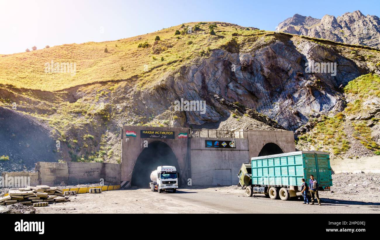 26. August 2016, Anzob-Tunnel, Tadschikistan: Ausfahrt aus dem Anzob-Tunnel - einem Teil der Anzob-Pass-Straße durch das Zarafshan-Gebirge in Tadschikistan Stockfoto