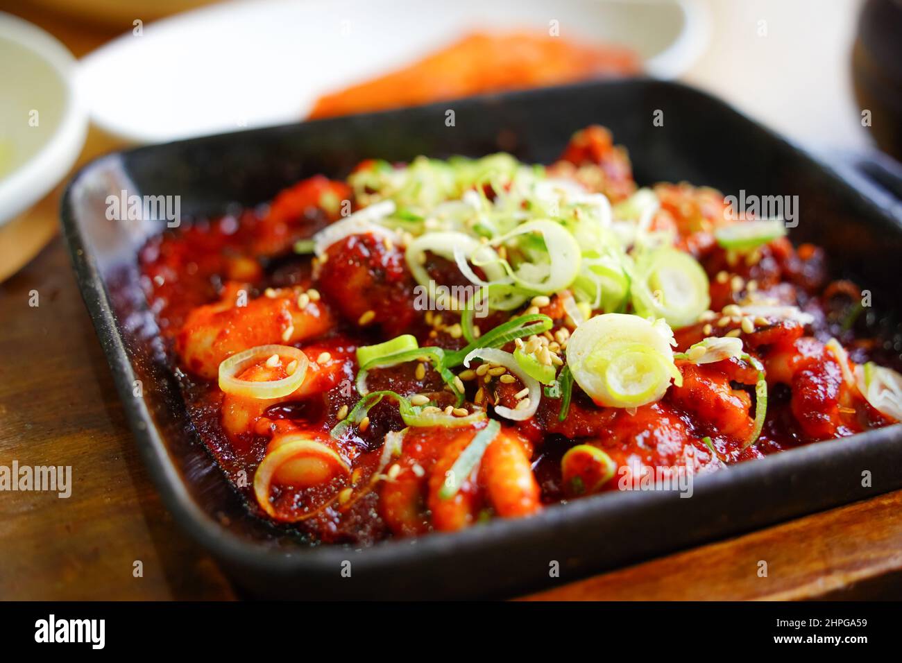 Koreaner neigen dazu, scharfes Essen gut zu essen. Der würzig gebratene webfoot-Oktopus wird mit roter Pfefferpaste unter Rühr gebraten, so dass der würzige Geschmack ausgezeichnet ist. Stockfoto