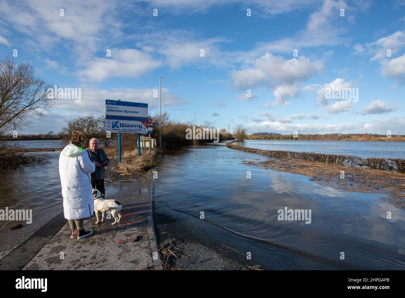 Fußgänger sehen sich an, wie die Barnsdale Road in Castleford aufgrund von Überschwemmungen gesperrt ist, da Stürme den Fluss Aire zum Platzen seiner Ufer veranlassen Stockfoto