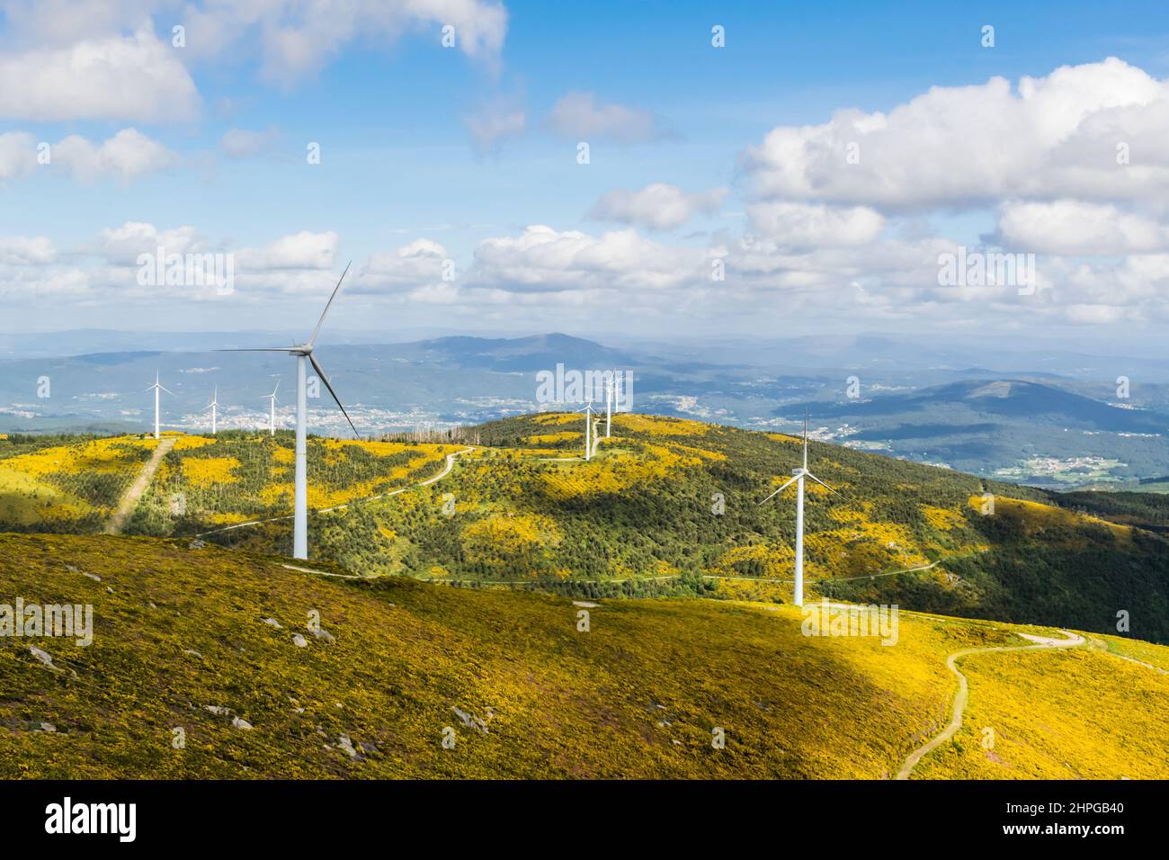 Schöne Landschaft eines Windparks auf einem Berg in Galicien, Spanien. Erneuerbare Energien Stockfoto