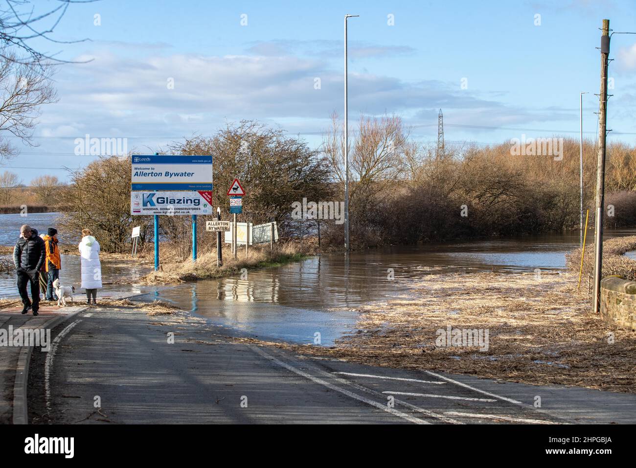 Castleford, Großbritannien. 21st. Februar 2022. Fußgänger sehen sich an, als die Barnsdale Road in Castleford am 2/21/2022 aufgrund der Überschwemmungen durch den Sturm Franklin am Wochenende in Castleford, Großbritannien, geschlossen ist. (Foto von James Heaton/News Images/Sipa USA) Quelle: SIPA USA/Alamy Live News Stockfoto