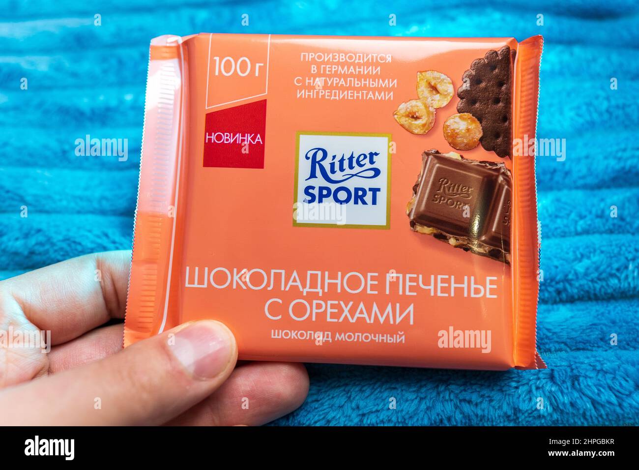 Tjumen, Russland-23. Dezember 2021: Chocolate Ritter Sport. Deutsche Schokolade. Hergestellt von Alfred Ritter GmbH Co. Stockfoto