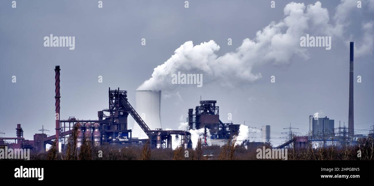 Panorama einer großen Stahlmühle am Horizont Stockfoto