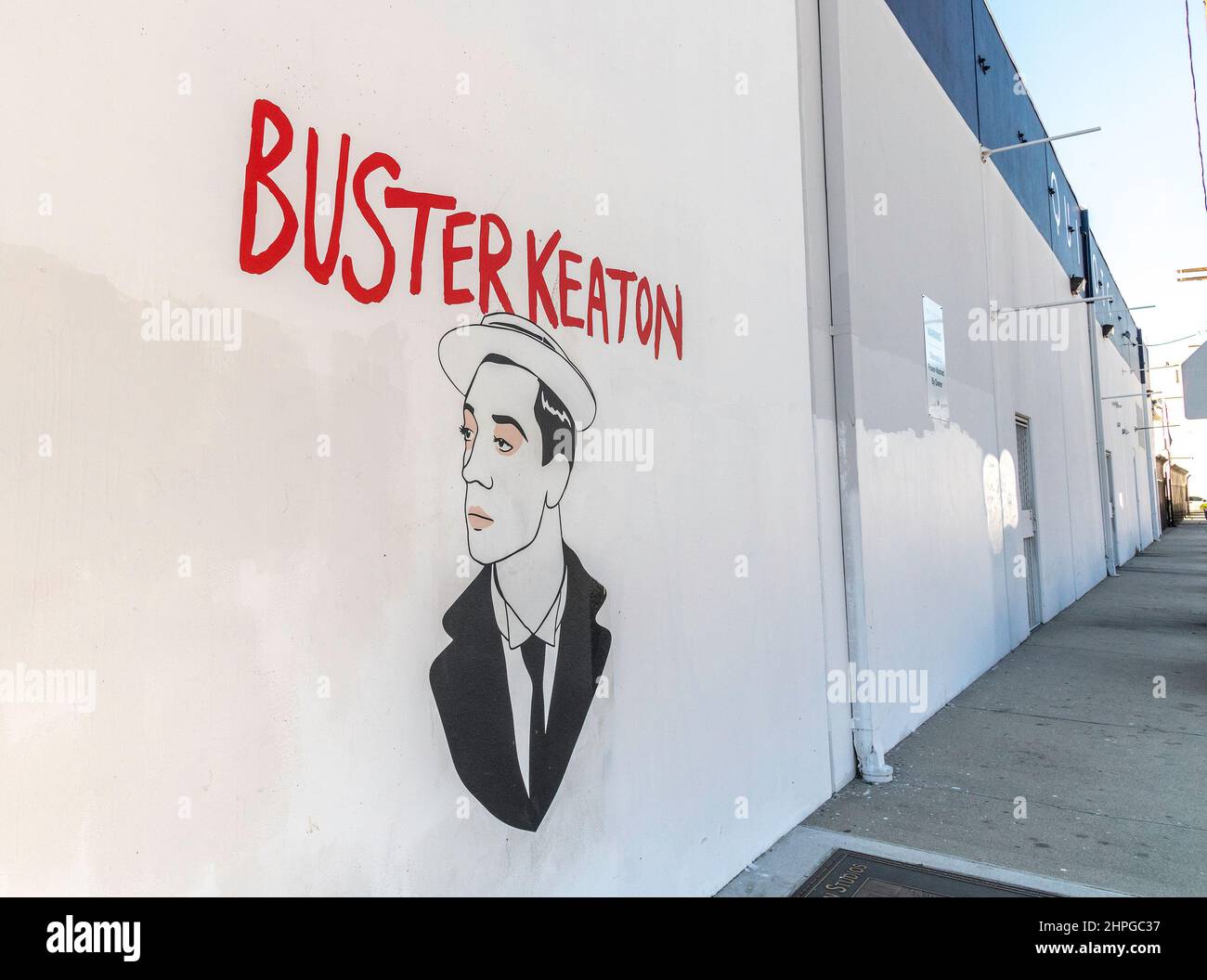 Los Angeles, CA, USA - 18. Februar 2022: Außenansicht des Quixote Film Production Supply mit einem Gedenkbild von Buster Keaton. Stockfoto