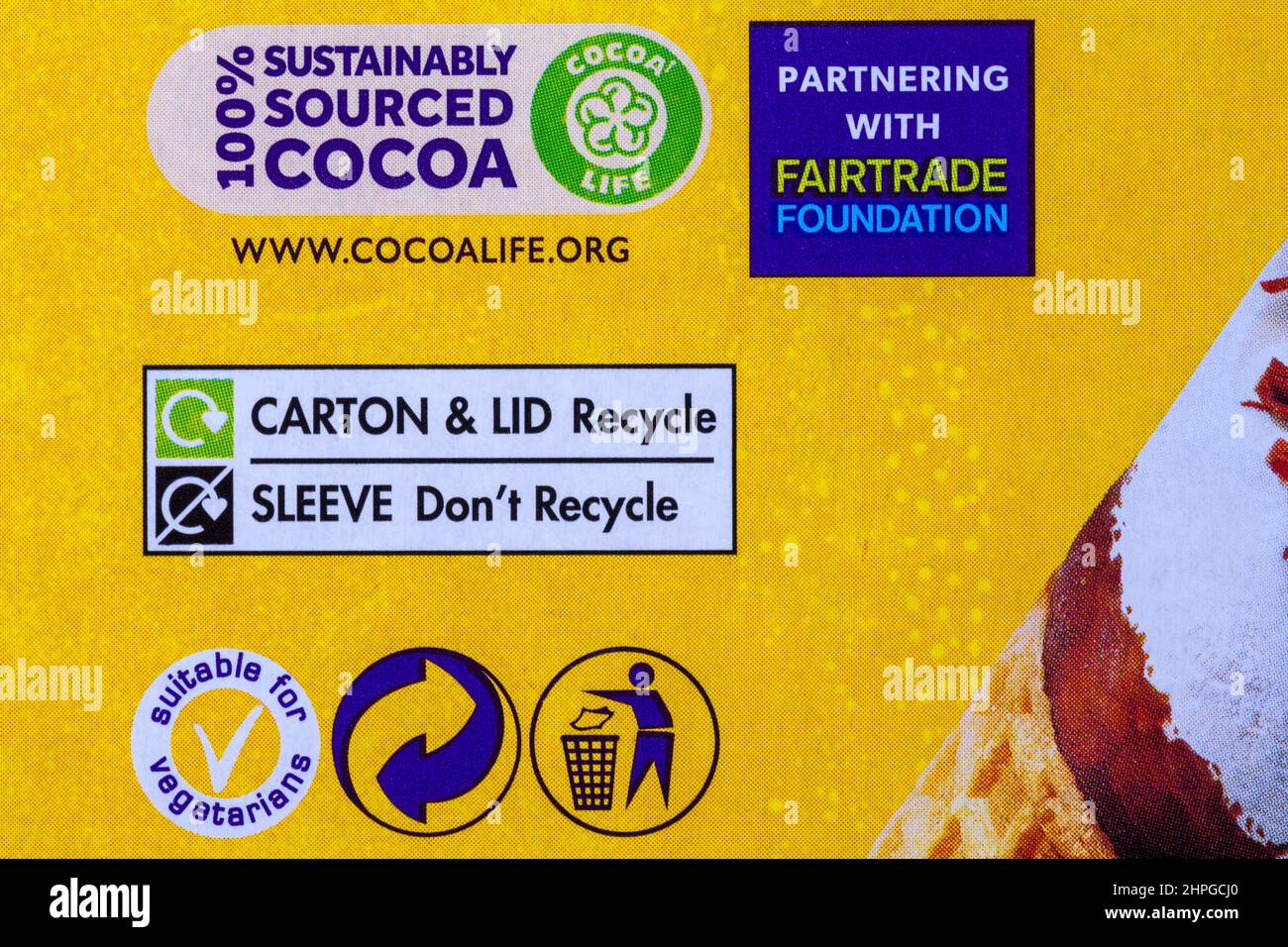 Kakao aus 100 % nachhaltigem Anbau Symbol Cocoa Life Partnerschaft mit der Fairtrade Foundation auf Schachtel mit Cadbury Flake 99 Vanilleeis Stockfoto