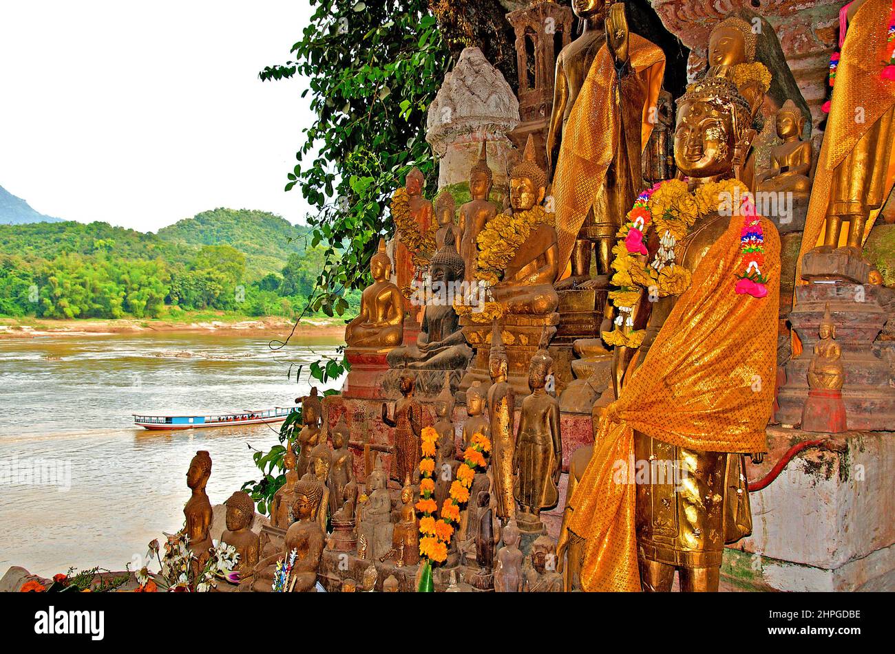 buddhistische Höhle über dem Mekong-Fluss, in der Nähe von Luang Prabang, Laos Stockfoto