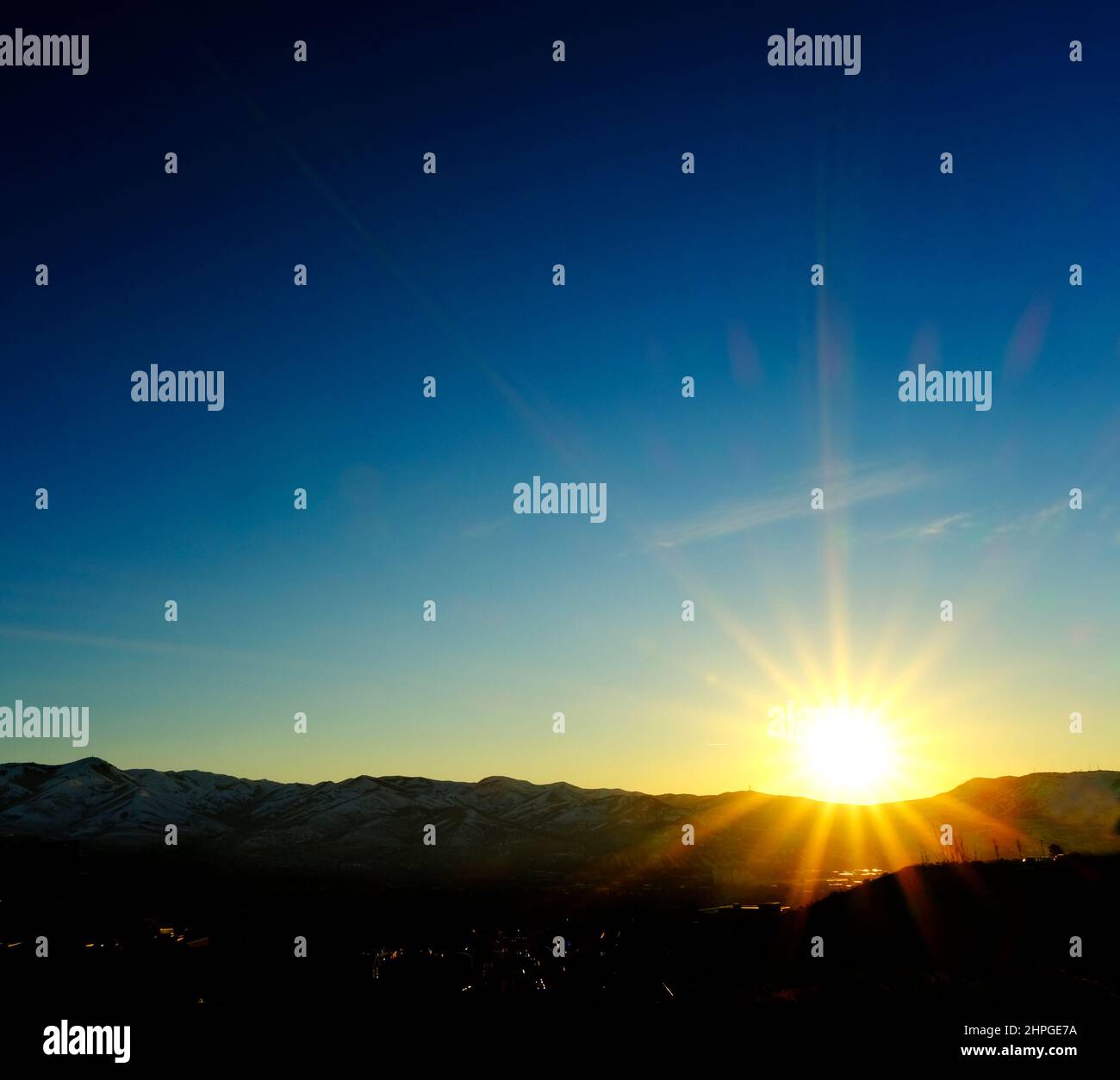 Sonnenstern Sie goldenes Sonnenlicht bei Sonnenuntergang oder Sonnenaufgang in einem wunderschönen blauen Himmel Stockfoto