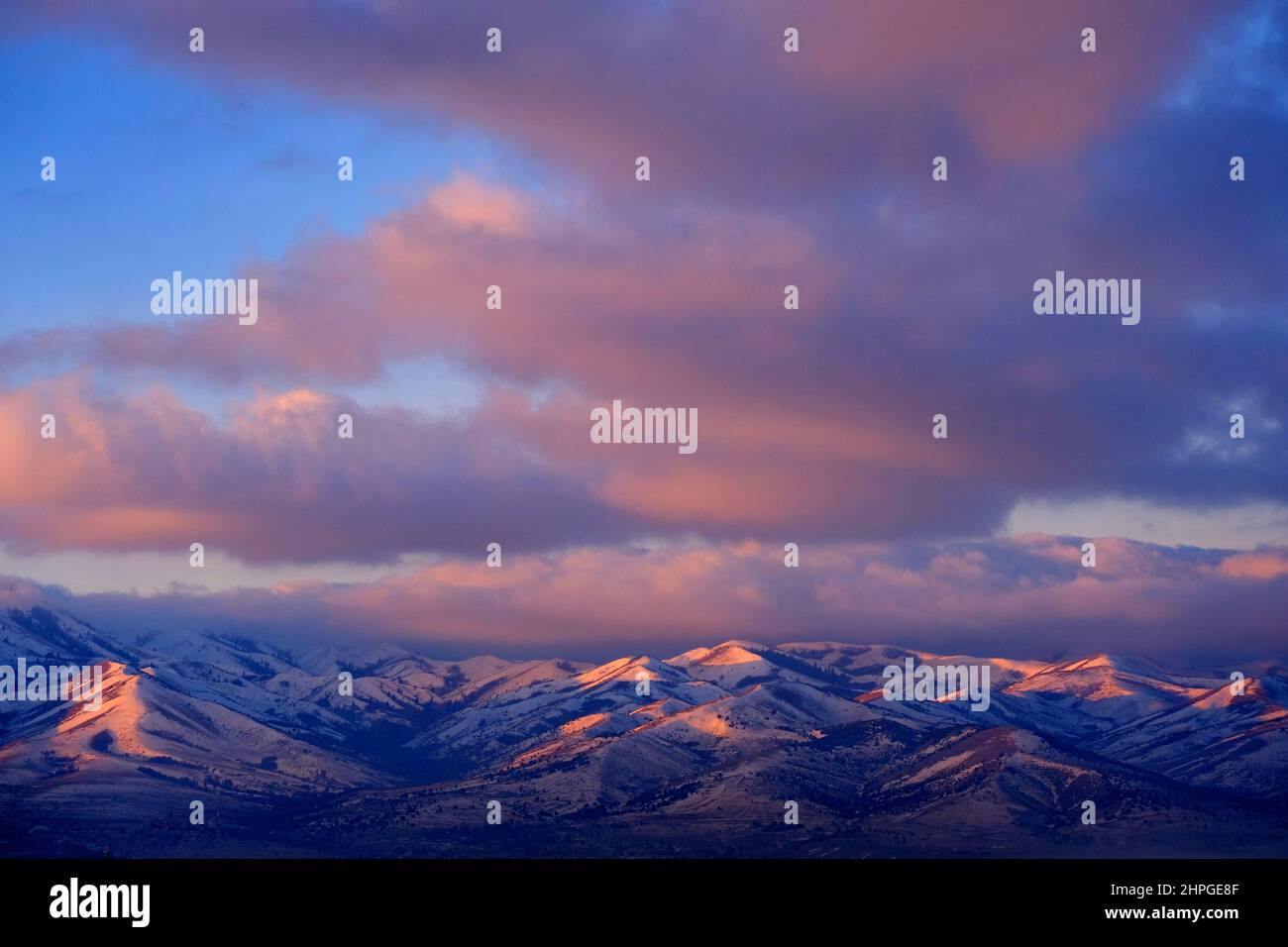 Sonnenaufgang oder Sonnenuntergang Sonnenlicht auf verschneiten Bergen rosa Licht morgens oder abends Stockfoto