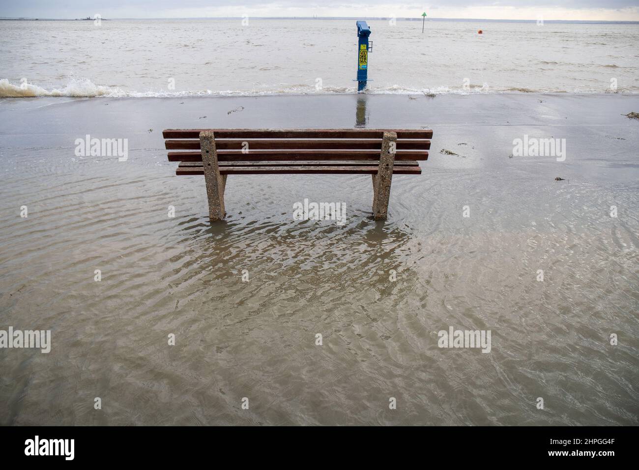 SOUTHEND-ON-SEA, ESSEX, 21 2022. FEBRUAR, Southend Seafront flutet, als Sturm Franklin Großbritannien trifft, den dritten Sturm, der Großbritannien diese Woche heimgesucht hat. Stockfoto