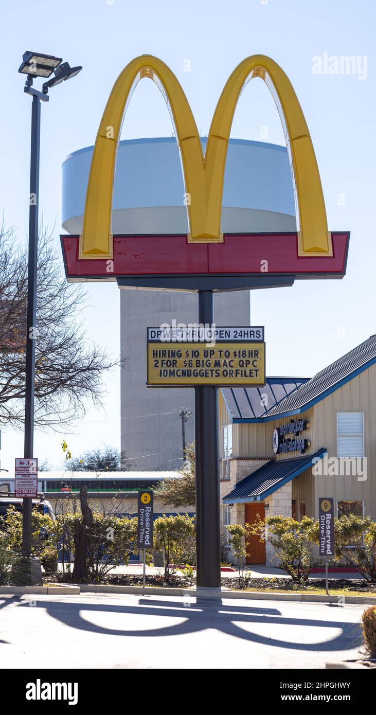 SAN ANTONIO, TEXAS - 01.29.2022 - McDonald's Logo mit interessantem Schatten. Fast-Food-Kette mit Stellenanzeigen und Menüwerbung an einem sonnigen Tag. Stockfoto