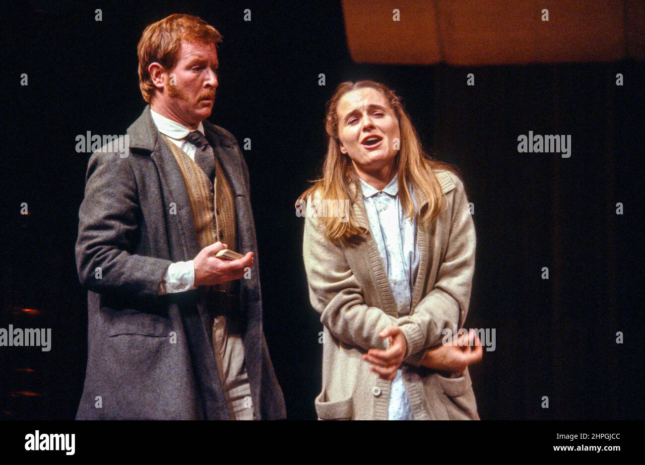 Alan Howard (Boris Borisovich Chepurnov), Sinead Cusack (Elizaveta Fiodorovna / Lisa) in CHILDREN OF THE SUN von Gorky im Aldwych Theatre, London WC2 09/10/1979 eine Royal Shakespeare Company (RSC) Produktionsdesign: Chris Dyer Regie: Terry Hands Stockfoto