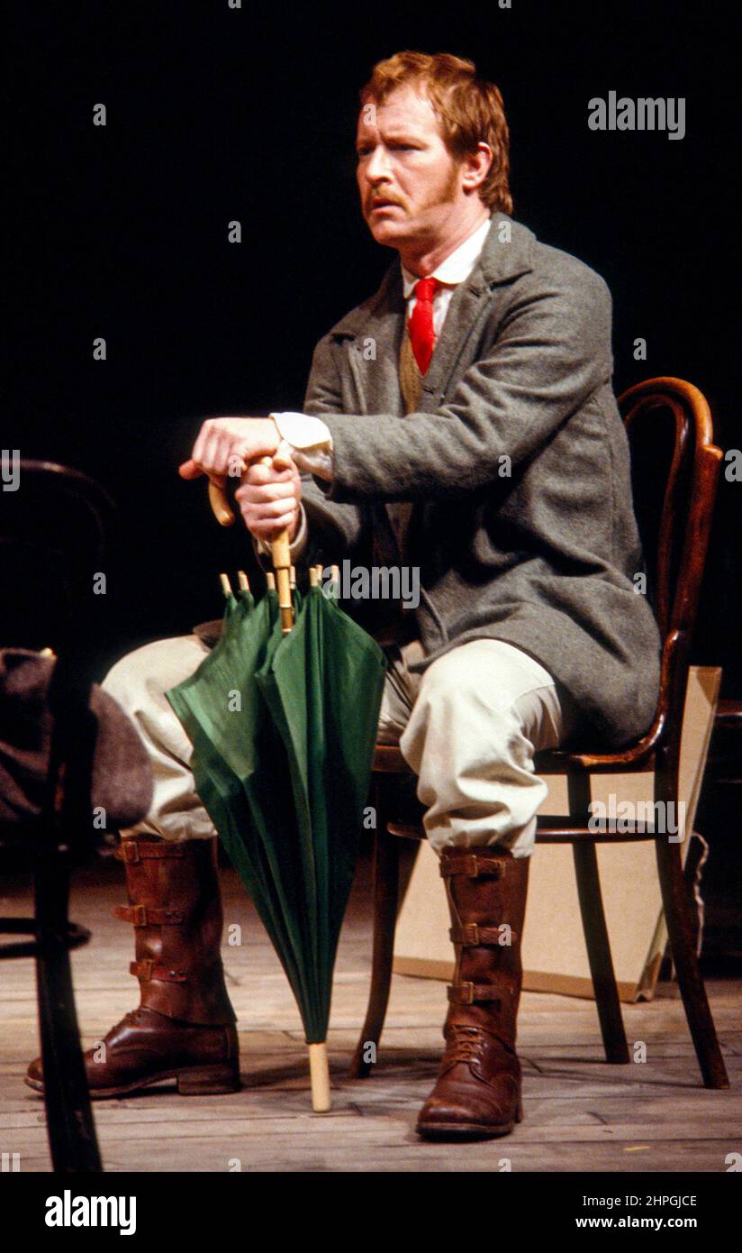 Alan Howard (Boris Borisovich Chepurnov) in CHILDREN OF THE SUN von Gorky im Aldwych Theatre, London WC2 09/10/1979 eine Royal Shakespeare Company (RSC) Produktionsdesign: Chris Dyer Regie: Terry Hands Stockfoto