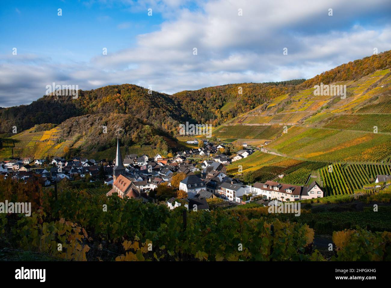 Die kleine Stadt Mayschoss in Rheinland-Pfalz und ein sonniger Herbstmorgen Stockfoto