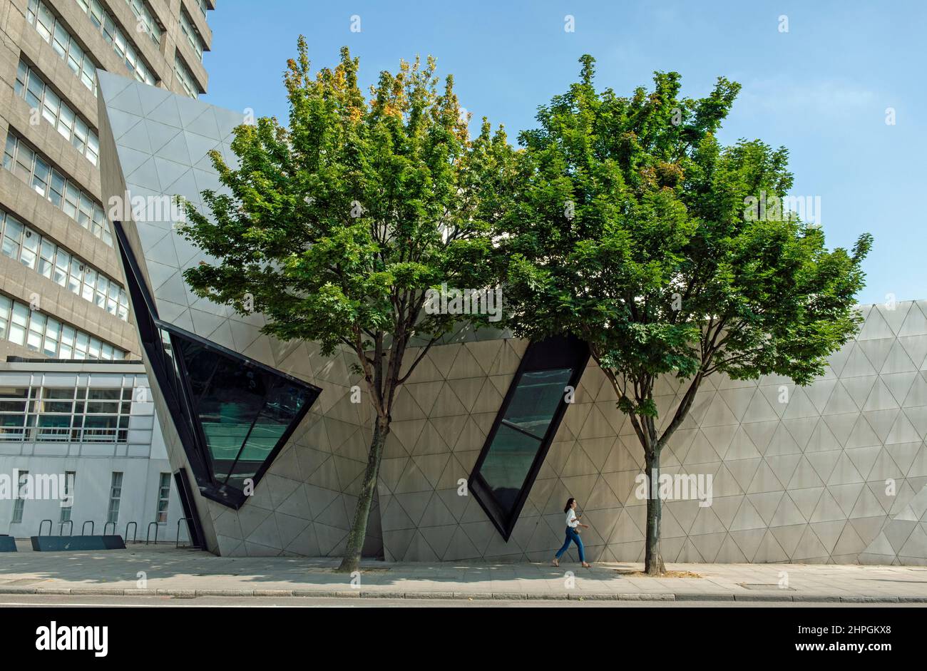London Metropolitan University Graduate Center von Daniel Libeskind mit Bäumen vor dem Holloway Road Campus Stockfoto