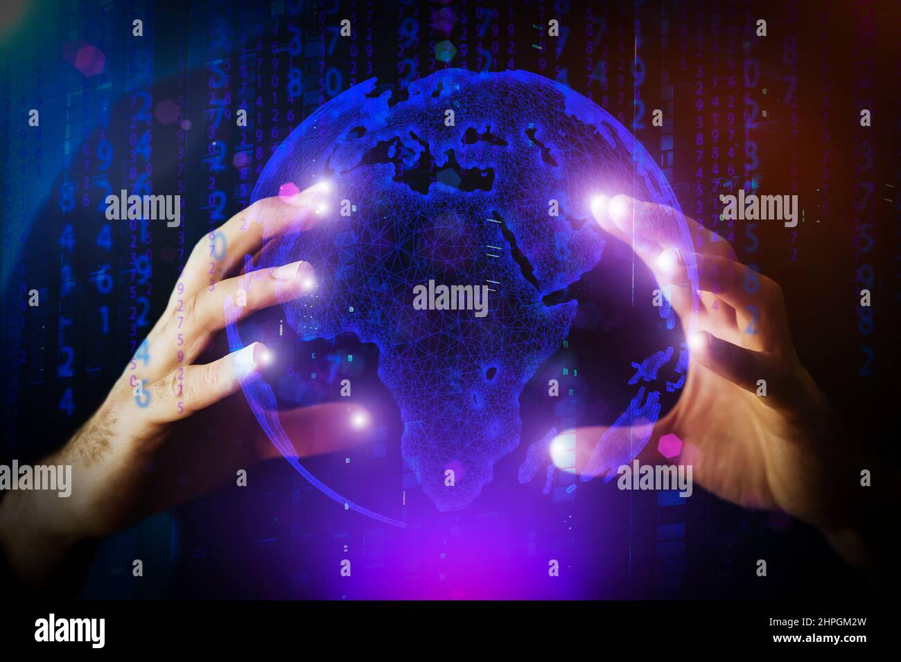 Globales Kommunikationskonzept für soziale und technologische Netzwerke. Ein Geschäftsmann berührt eine globale Web-Map. Zukunft, 5G, Big-Data-Innovationen und Entwicklungshintergrund. Hochwertige Fotos Stockfoto