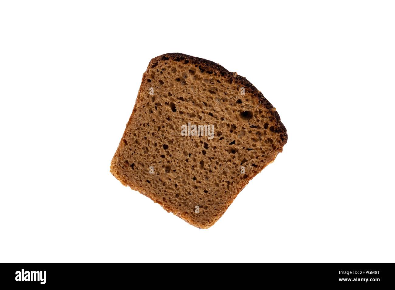Eine Scheibe dunkles Roggenbrot in quadratischer Form für ein Sandwich. Ein einzelnes Objekt wird auf einem weißen Hintergrund isoliert, Draufsicht Stockfoto