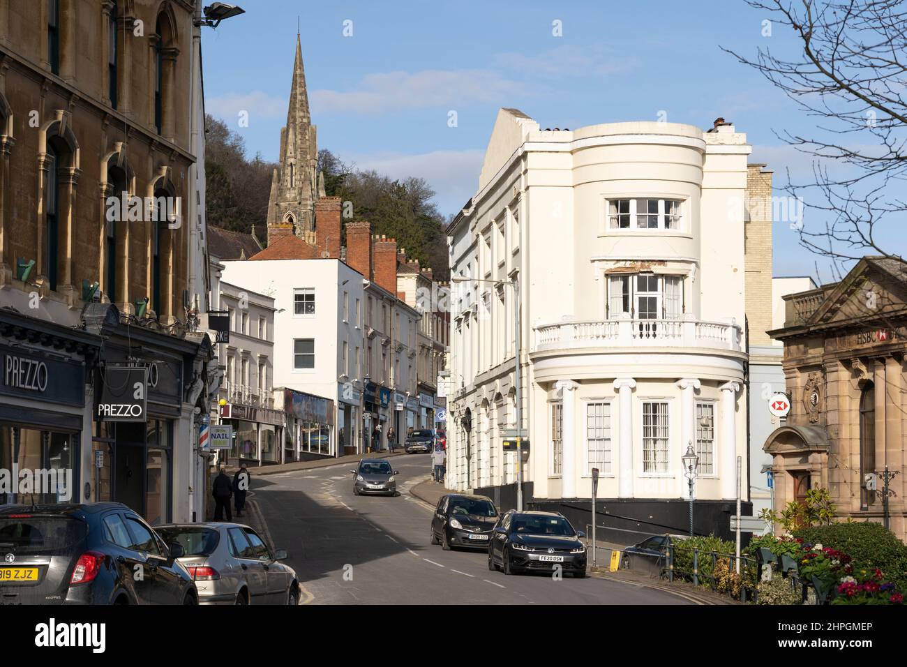 Blick auf die Bellevue Terrace und verschiedene denkmalgeschützte Gebäude im Stadtzentrum von Great Malvern, England Stockfoto