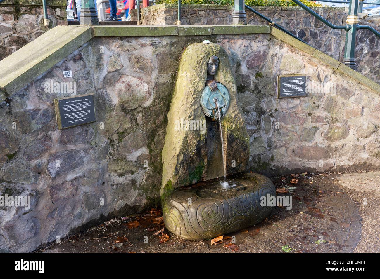 Malvhina, die 1998 enthüllt wurde, ist eine Quelle mit einer in Stein und Bronze gemeißelten weiblichen Figur auf der Belle Vue Insel in Great Malvern. England Stockfoto