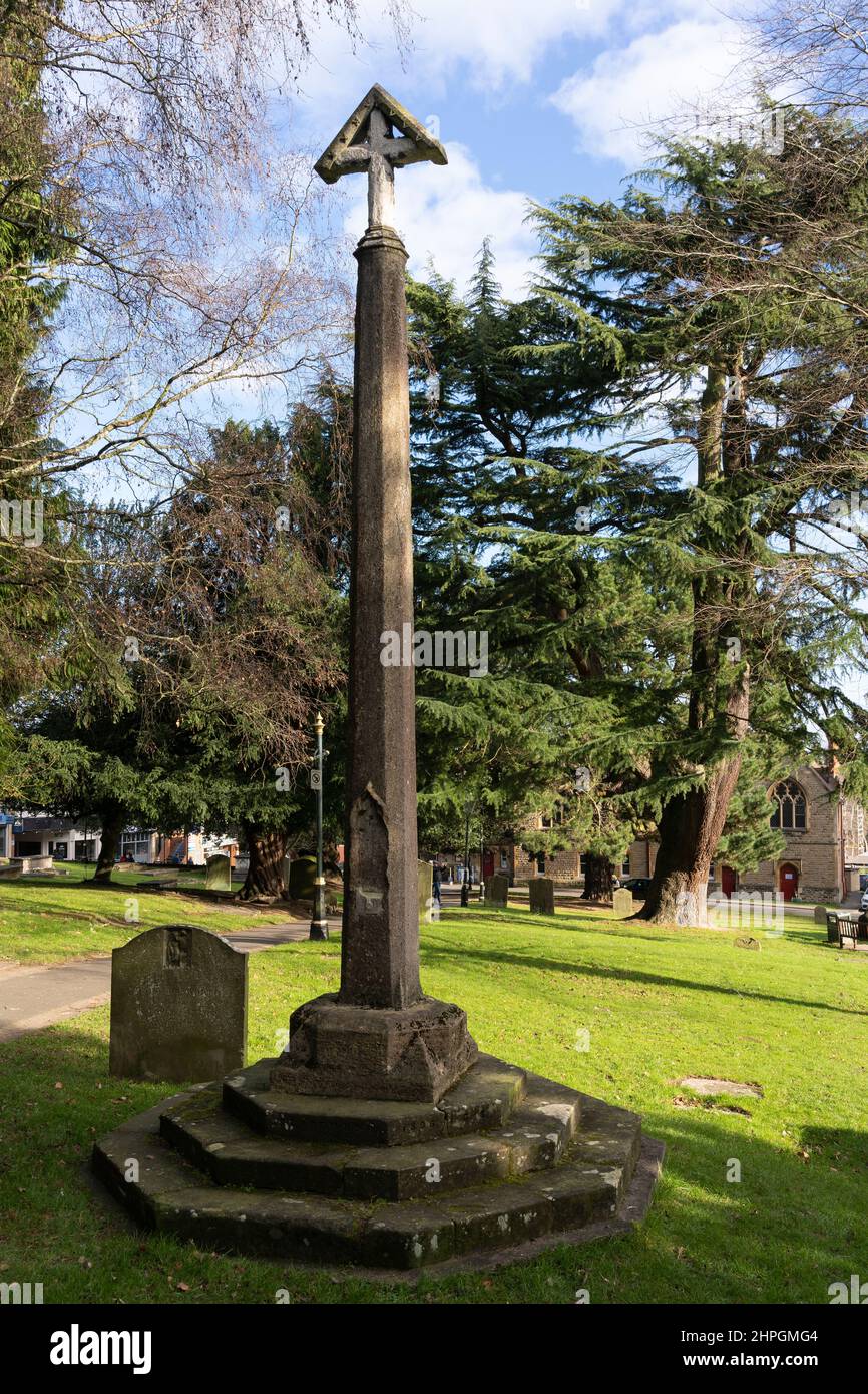 Das Malvern Standing Cross befindet sich in seiner ursprünglichen Lage und hat einen mittelalterlichen Steinsockel und eine Säule. Great Malvern, Worcestershire, England Stockfoto