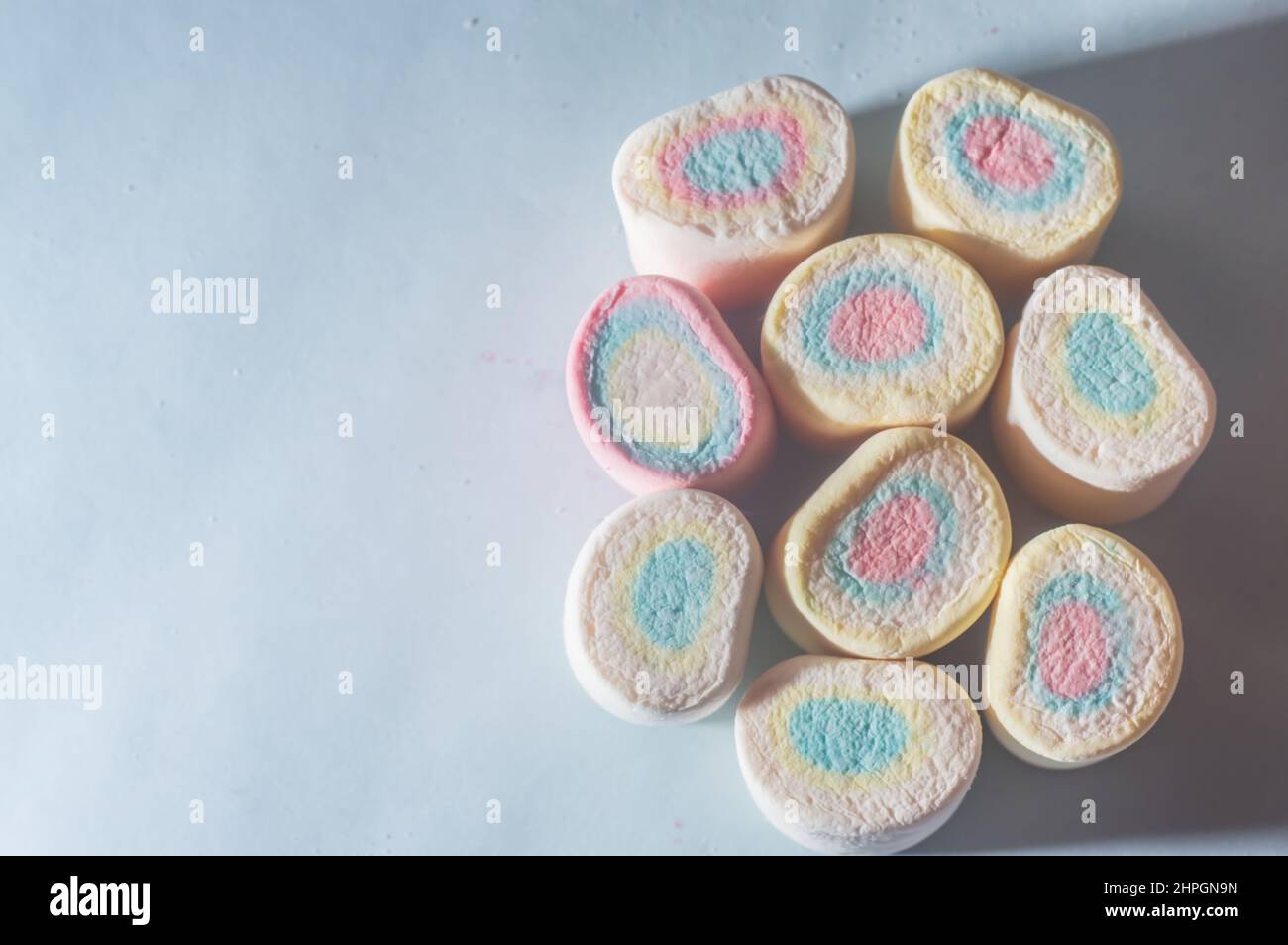 Marshallows. Kauen Süßigkeiten Nahaufnahme auf einem türkisfarbenen Hintergrund. Das Dessert von süßen Speisen. Pastellfarben. Kopie des Textbereichs. Stockfoto