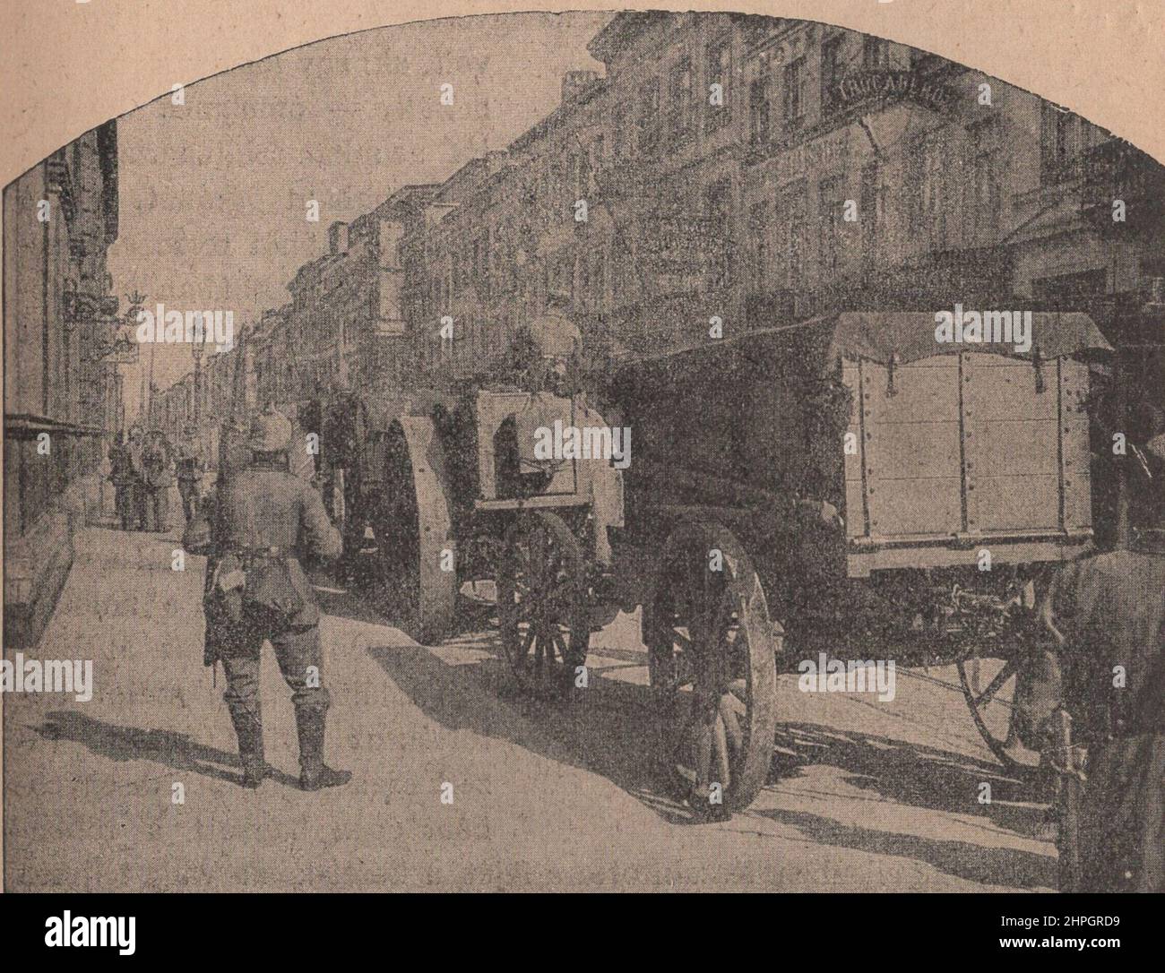 Der Schrecken der Triple Entente: Eine Kanone im Kaliber 42 wird durch eine belgische Stadt transportiert. ADDITIONAL-RIGHTS-CLEARANCE-INFO-NOT-AVAILABLE UND ABGELAUFEN. Stockfoto