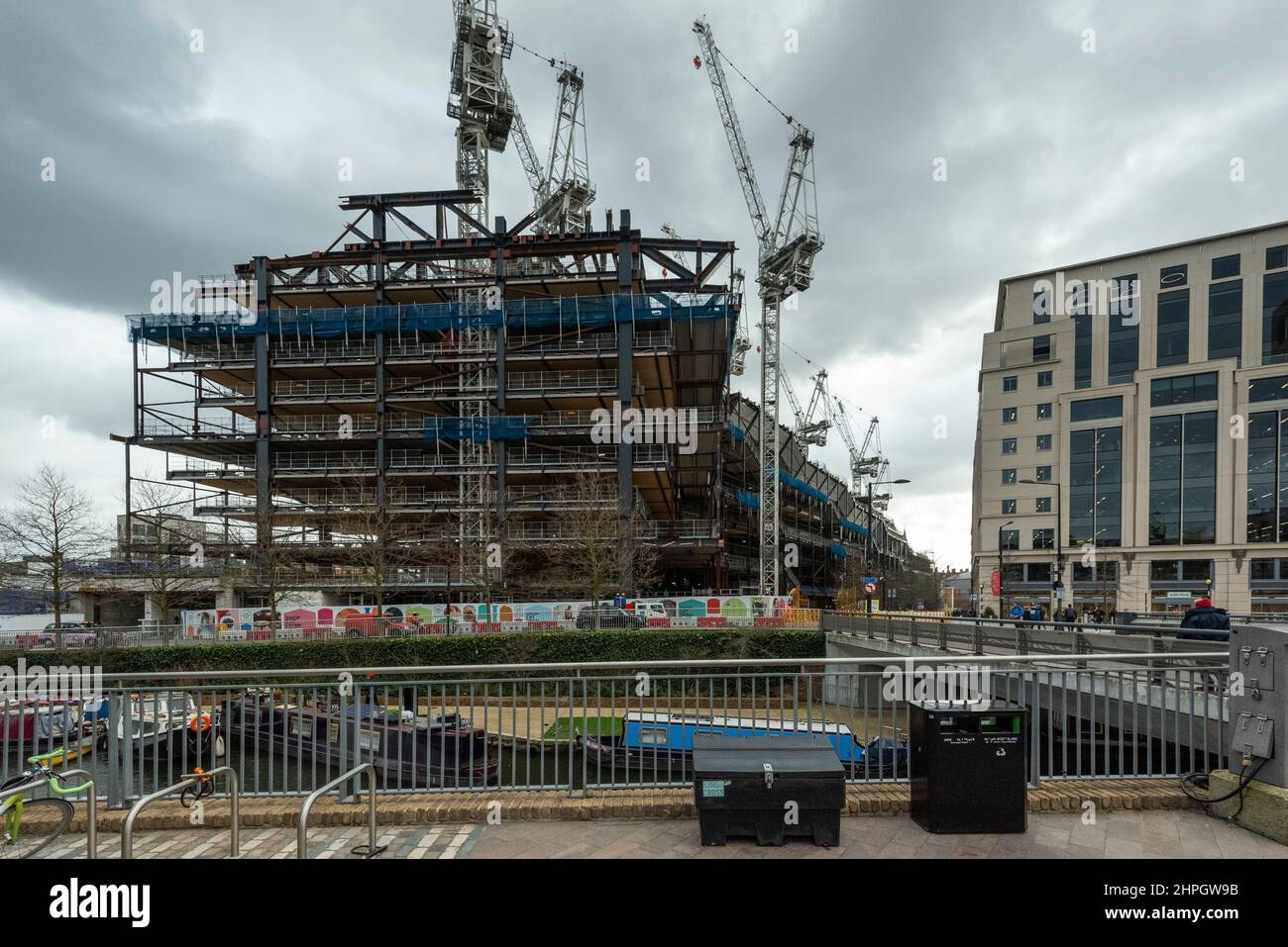 London, Großbritannien. 21. Februar 2022. Das neue Google-Gebäude wird im Bau gesehen. Das neue Londoner Hauptquartier/King’s Cross Campus befindet sich zwischen der King's Cross Station und dem King's Boulevard und wird ein zweckgebautes 11-stöckiges Gebäude mit mehr als 1m Quadratfuß Fläche für 4.500 Mitarbeiter sein. Kredit: Stephen Chung / Alamy Live Nachrichten Stockfoto