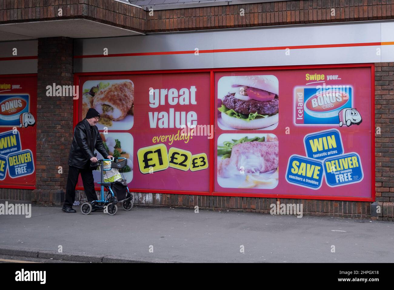 Geschäfte, die außerhalb Islands in Kings Heath günstige Waren anbieten, da das British Retail Consortium ankündigt, dass steigende Energiepreise in Großbritannien dazu führen werden, dass die Käufer in den kommenden Monaten vorsichtiger werden, da die Lebenshaltungskosten weiter zunehmen, einschließlich steigender Inflation, Statische Löhne und steigende Preise für Konsumgüter am 9th. Februar 2022 in Birmingham, Großbritannien. Angesichts steigender Preise, einschließlich Hypotheken- und Mietzahlungen, Steuern, Lebensmittel und Kraftstoff, stehen die britischen Verbraucher vor einem schwierigen Jahr und werden mit ziemlicher Sicherheit ihre Geldbeutel straffen müssen. Stockfoto