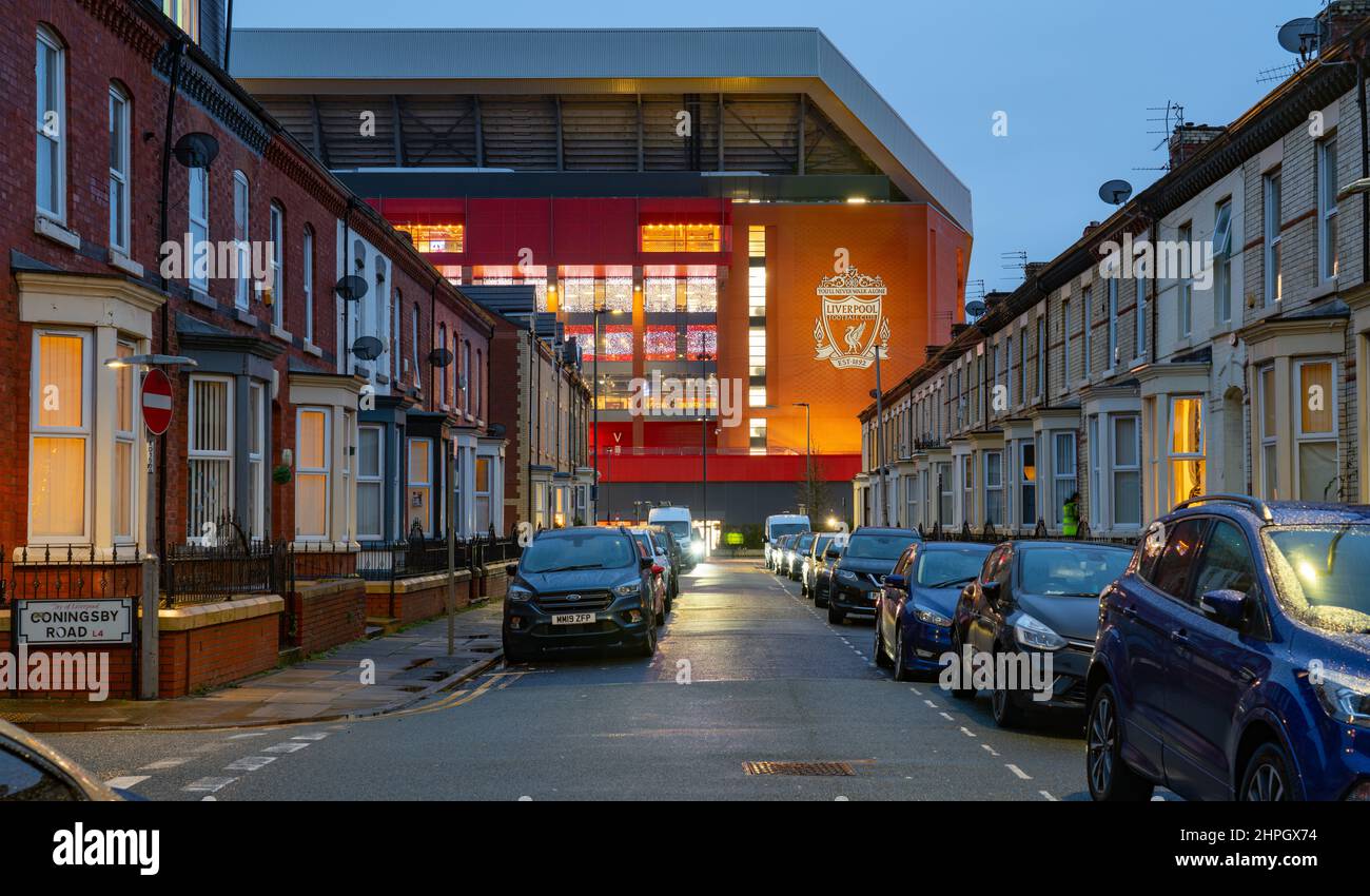 Haupttribüne des Liverpool Football Club, hoch über den viktorianischen Nachbarn in der Rockfield Road, Anfield. Aufnahme im Dezember 2021. Stockfoto