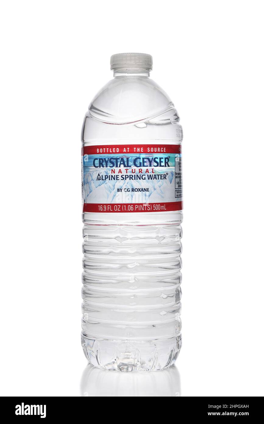 IRVINE, KALIFORNIEN - 21. FEB 2022: Eine Plastikflasche mit Crystal Geyser Alpine Spring Water, von CG Roxane. Stockfoto