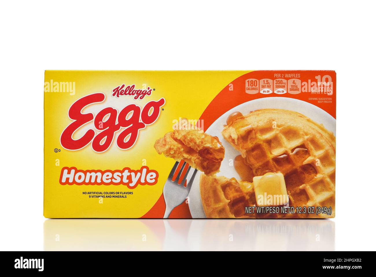 IRVINE, KALIFORNIEN - 14. FEB 2022: Eine Kiste Kellogg Homestyle gefrorener Waffeln. Stockfoto